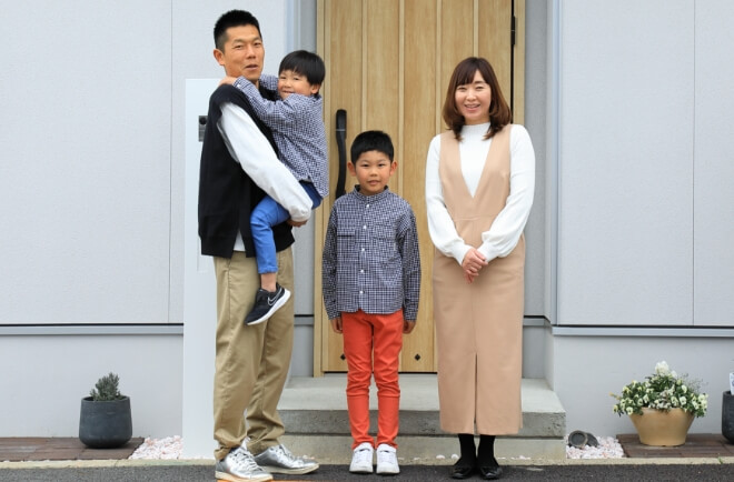 名古屋市、都心エリア瑞穂区にお住まいのS様ご一家は、ご夫婦とお子様2人のご家族4人暮らし。家族同士、そして地域とのコミュニケーションを大切にした新築戸建てへの夢を描きながらMIRAIZの扉を叩いたS様ご家族に、率直な声をお伺いしました。 