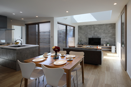 高窓から光が降り注ぐホテルライクな家