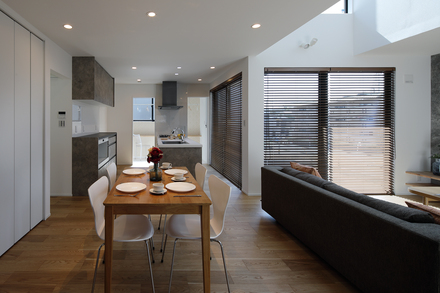 テラスに面したL字のLDKは23帖の開放的な空間