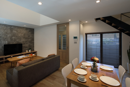 石目調、アイアン、オークが奏でる上質なくつろぎ空間
