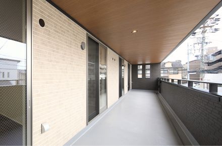 建物の端から端まであるワイドインナーバルコニー