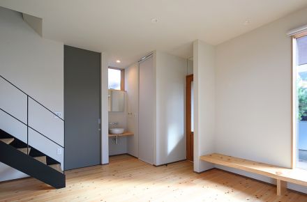 玄関ホールから扉を開けるとすぐリビング