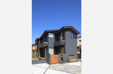 クールなブラックと木のナチュラルさを共存させた家　瑞穂区I様邸