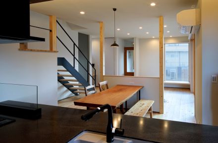 クールなブラックと木のナチュラルさを共存させた家