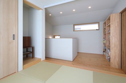 大きく丈夫な本棚はお気に入りスペース