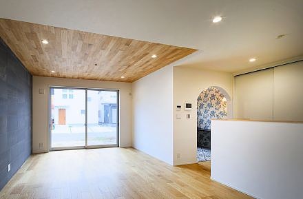 アクセントクロスでそれぞれの空間を楽しむ二世帯の家