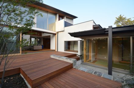 リビングから廊下と離れも繋ぐ中庭